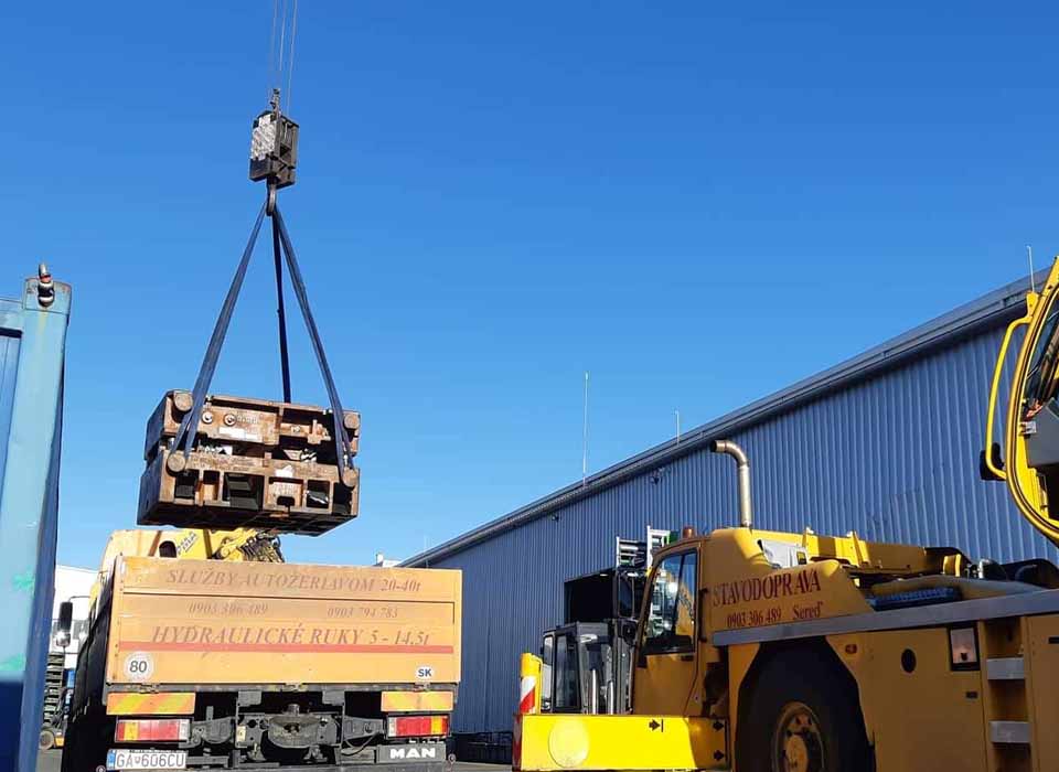 Auto s hydraulickou rukou