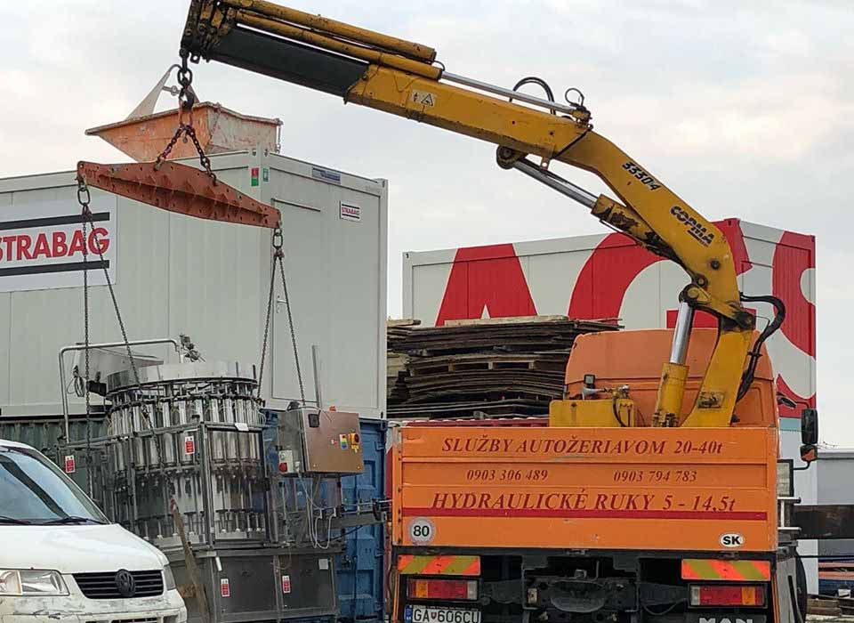 Auto s hydraulickou rukou